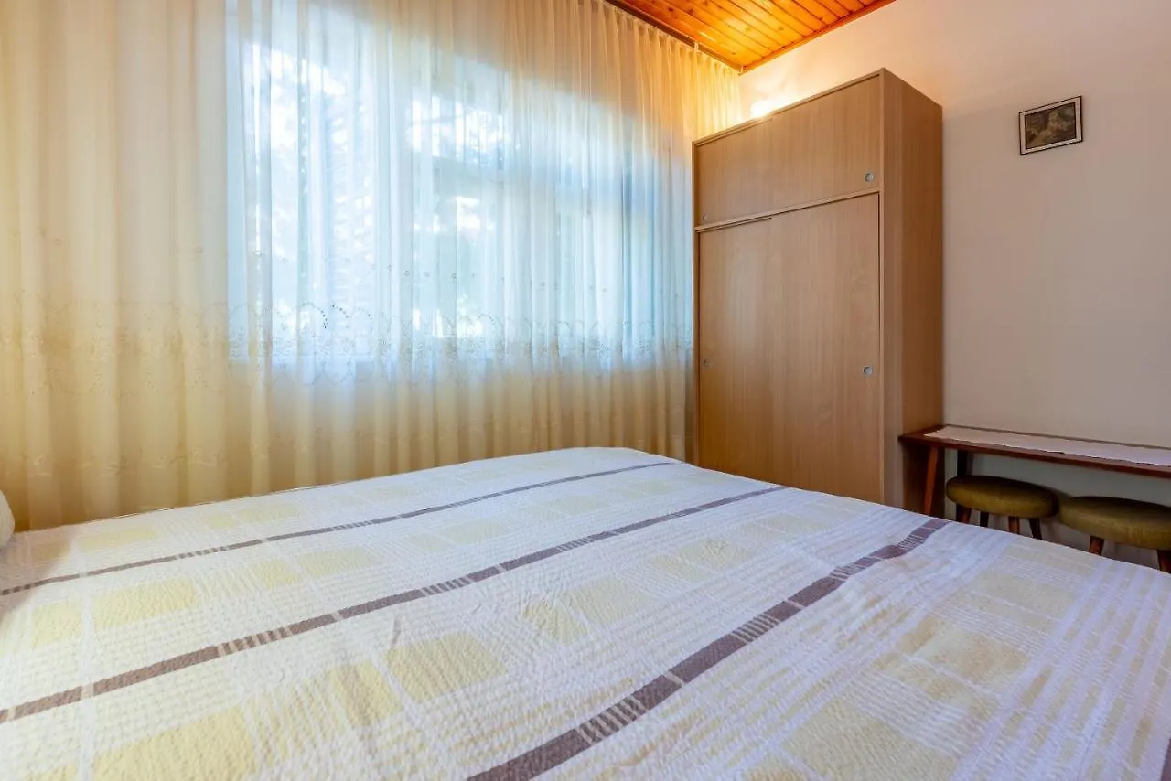 Apartments Hinic Selce 0*,